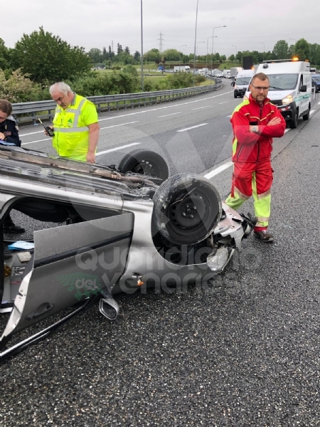 CAOS IN TANGENZIALE - Raffica di incidenti: due auto ribaltate e tre feriti