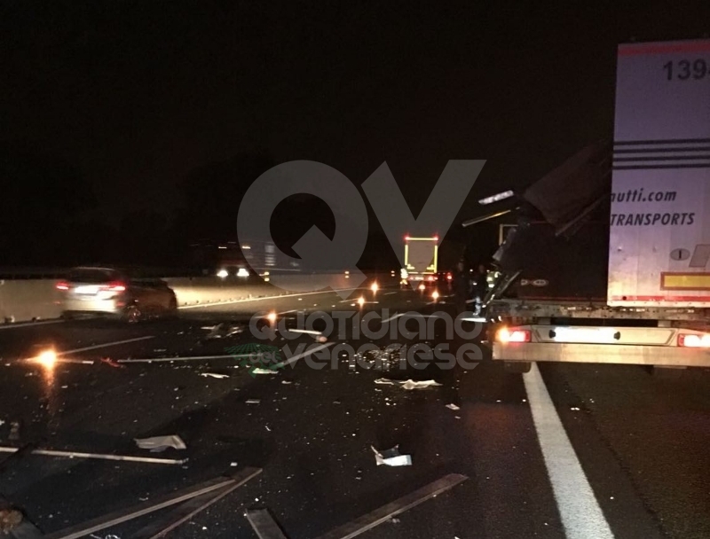 RIVOLI - Scontro tra due tir in tangenziale: un autotrasportatore finisce in ospedale