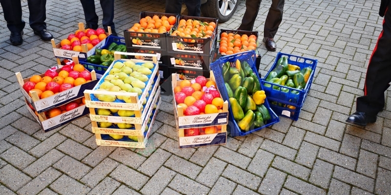 CASELLE - Frutta e verdura sequestrati: i carabinieri donano tutto alla Caritas - FOTO