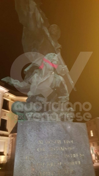 VENARIA - «No alla censura»: CasaPound imbavaglia il monumento dei Caduti delle due guerre