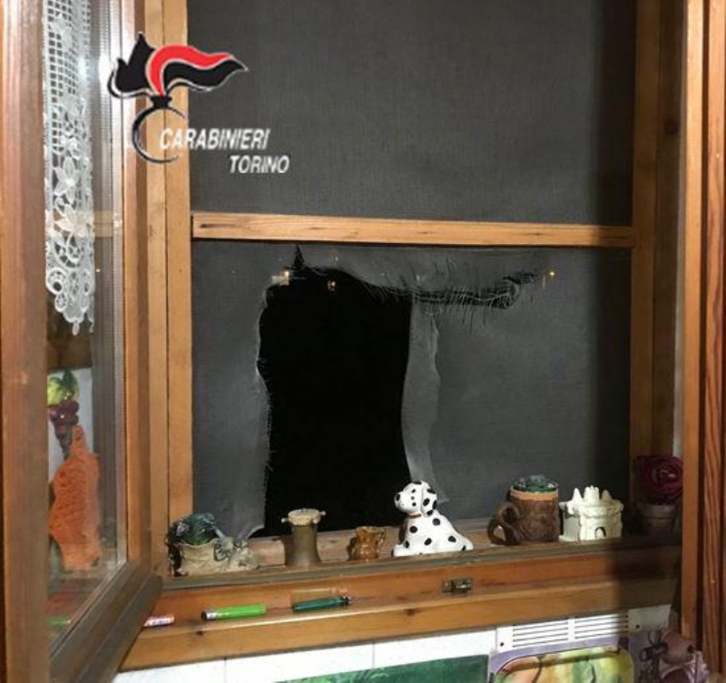 COLLEGNO - Ladro maldestro tenta il furto in una casa ma sveglia i proprietari: arrestato - FOTO