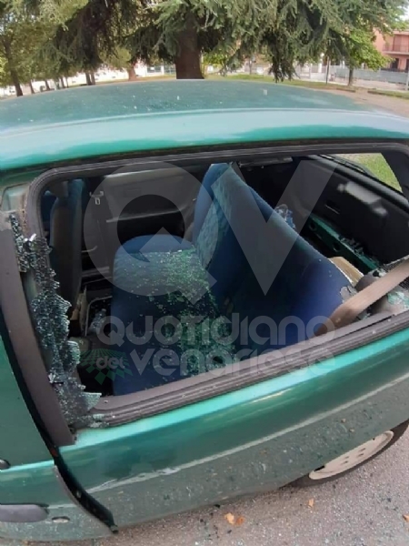 COLLEGNO - Vandali in azione: mandati in frantumi i vetri di un'auto parcheggiata