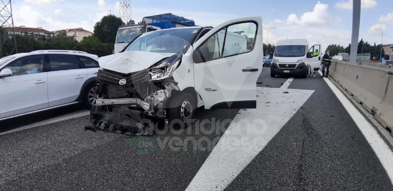 RIVOLI - Due mezzi si scontrano in tangenziale: un ferito e caos per quasi un'ora