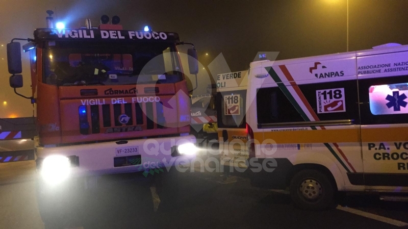 RIVOLI - Il tir si ribalta in tangenziale. Due i feriti: uno è grave al Cto - FOTO