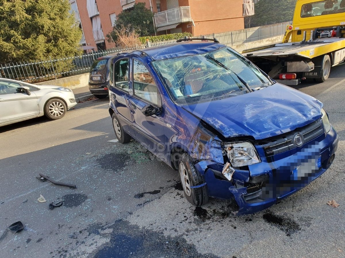 INCIDENTE A VENARIA - Scontro fra due auto: una si ribalta. Donna in ospedale - FOTO
