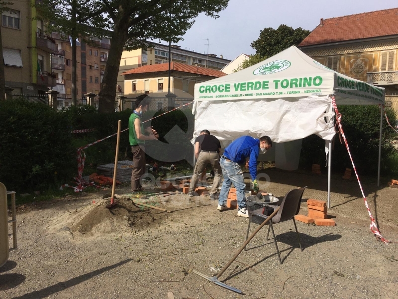 VENARIA - Artigiani volontari realizzano il presidio sanitario di sanificazione per la Croce Verde