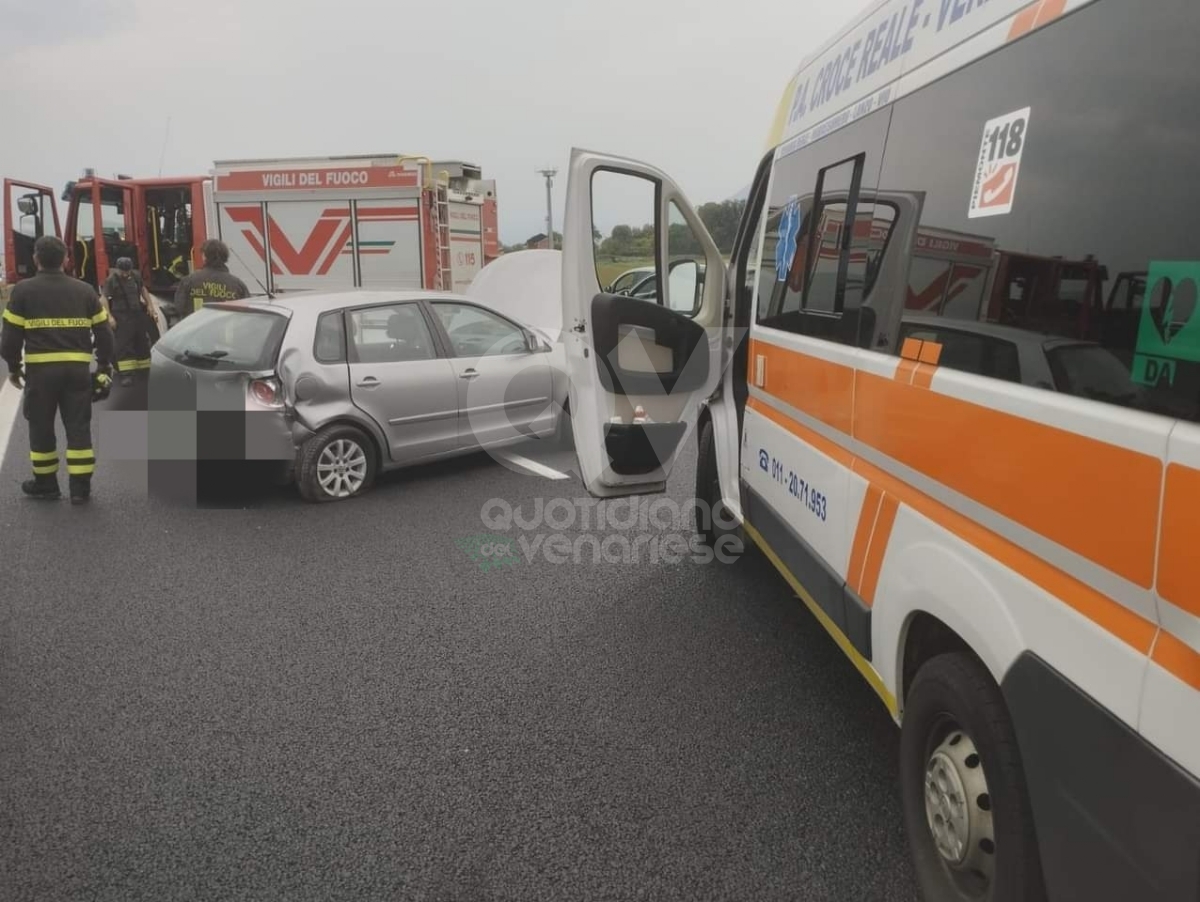 INCIDENTE IN TANGENZIALE A COLLEGNO - Scontro fra un'auto e un tir: forti disagi al traffico - FOTO