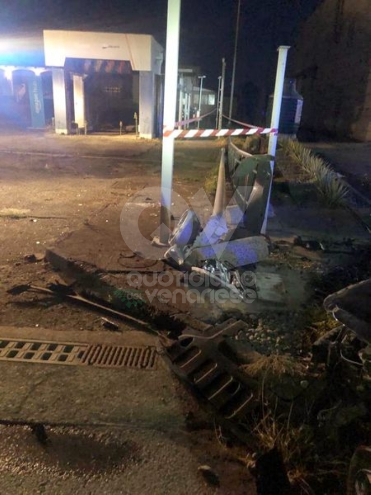 INCIDENTE AD ALPIGNANO - Auto esce di strada e si schianta contro un palo: due feriti - FOTO