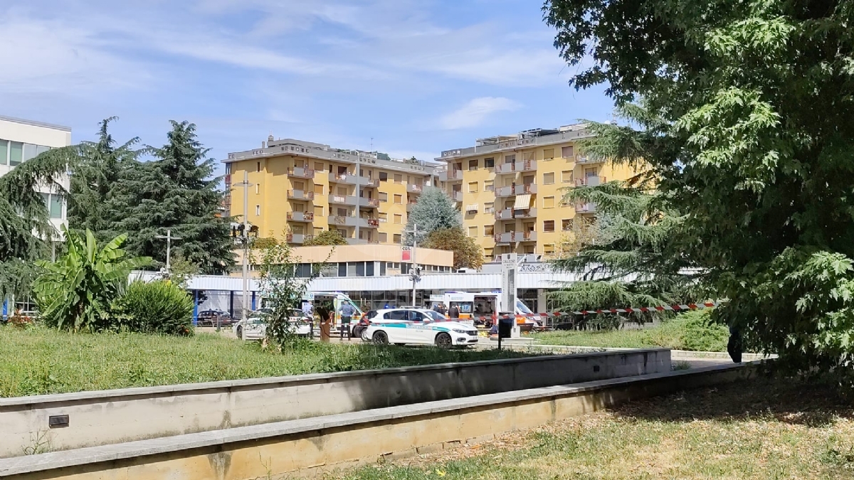 COLLEGNO - Dramma in piazza della Repubblica: spara ad una donna e poi si uccide - FOTO