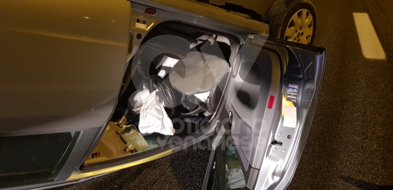 SAVONERA-COLLEGNO - Auto si ribalta: donna rimane bloccata a causa dell'airbag