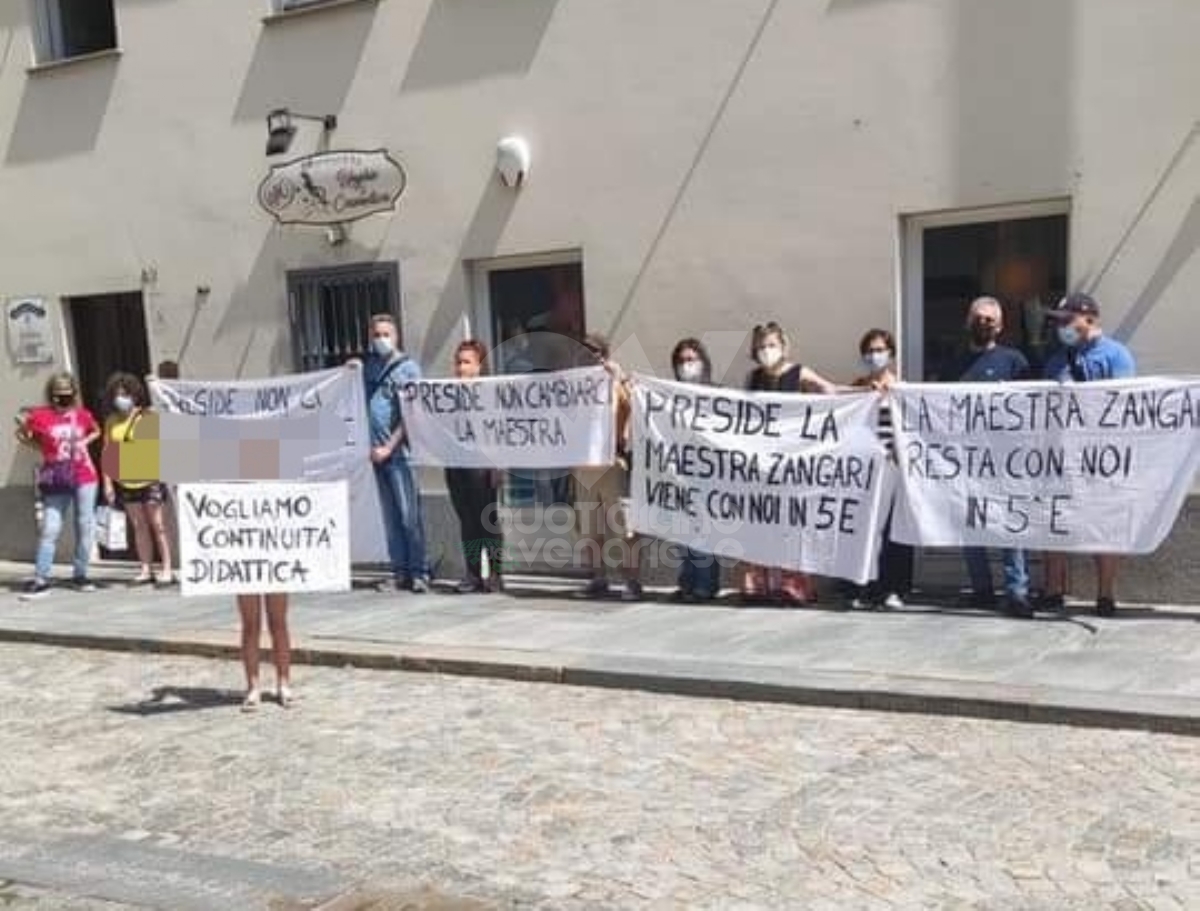 VENARIA - Protesta dei genitori della elementare De Amicis: «preside non cambiarci la maestra»