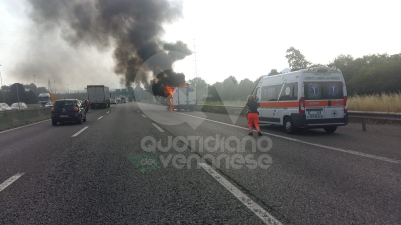 COLLEGNO - Furgone va a fuoco in tangenziale, e il traffico va in tilt