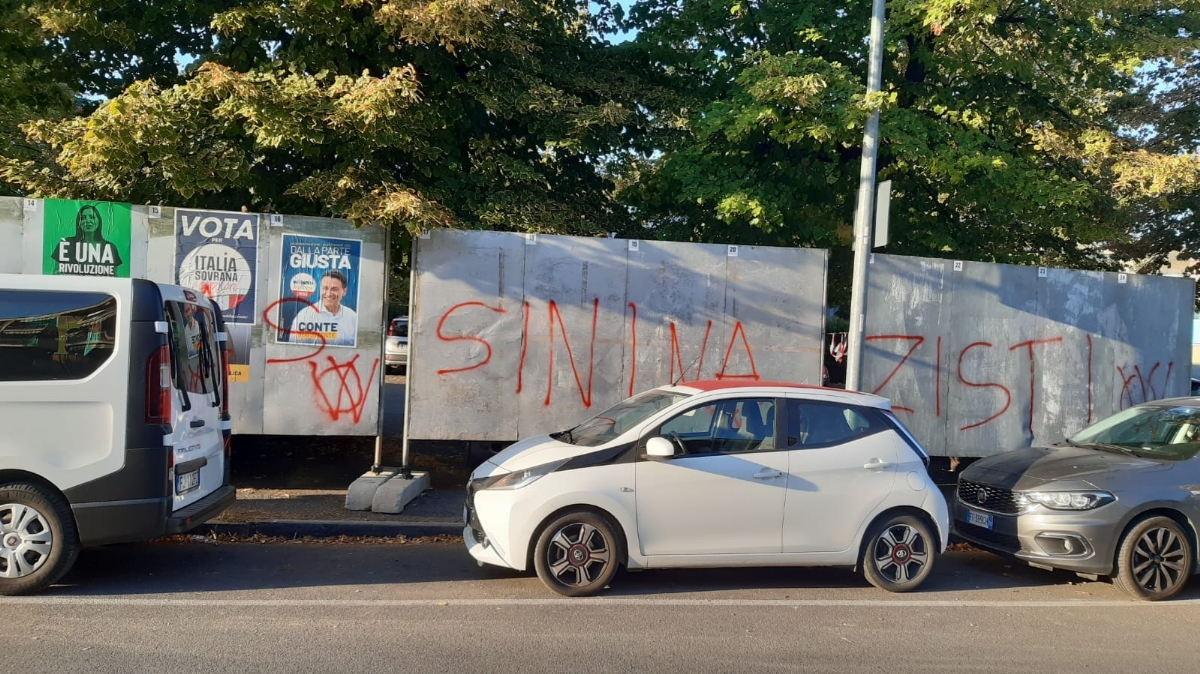 VENARIA - Idioti in azione, imbrattati i tabelloni elettorali con la scritta «Sinistra Nazista» - FOTO