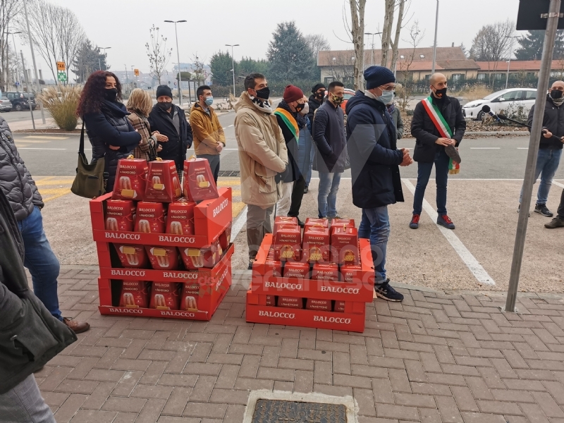 VENARIA - Panettoni e un applauso: il «grazie» del Comune al personale sanitario del Polo