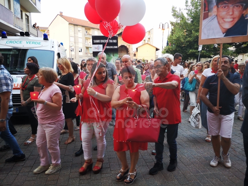 ALPIGNANO/RIVOLI - Oltre 200 alla fiaccolata per ricordare Michele Ruffino e dire "no" al bullismo