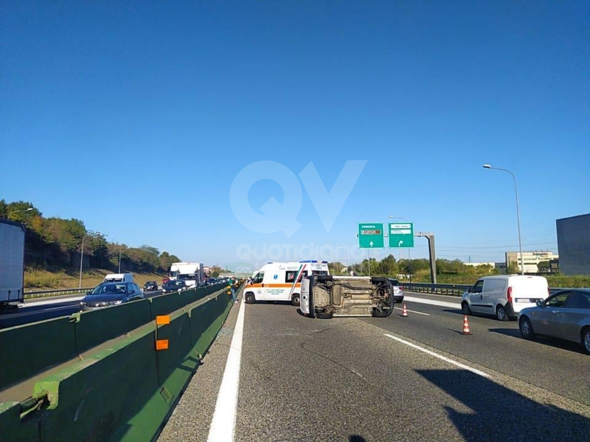 INCIDENTE IN TANGENZIALE A VENARIA - Furgone si ribalta: conducente ferito - FOTO