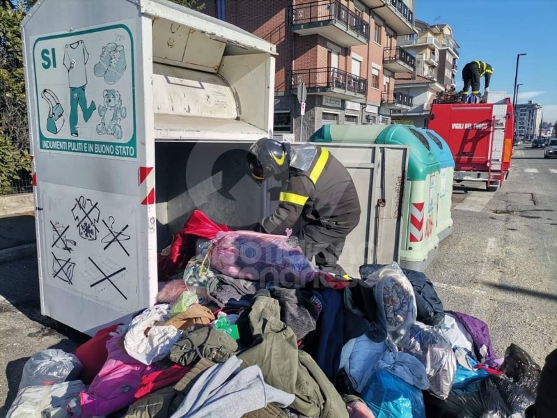 ALPIGNANO - Gattino rimane incastrato nel raccoglitore dei vestiti usati: salvato dai pompieri