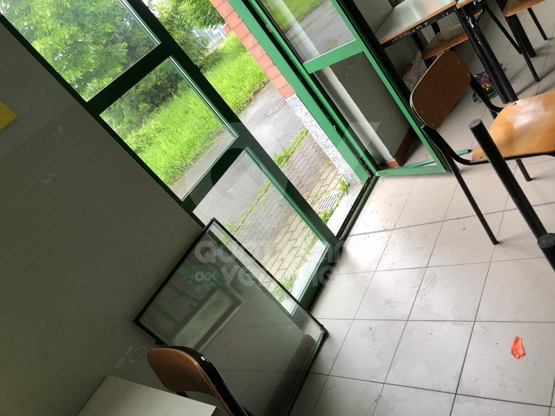VENARIA - Vandali in azione alla succursale Lessona: 10mila euro di danni
