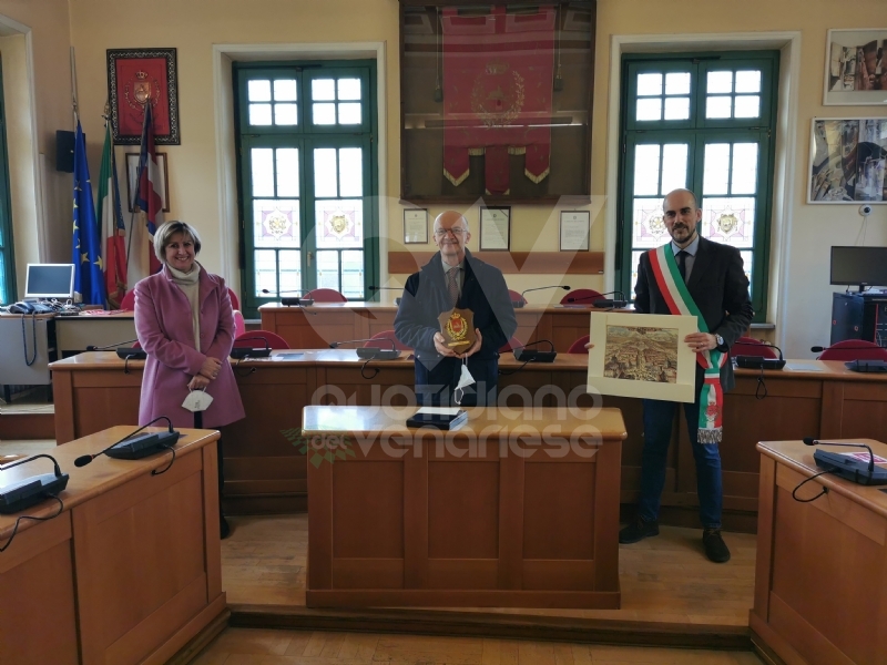 VENARIA - Il pediatra Giovanni Costa va in pensione: premiato dal sindaco Giulivi - FOTO