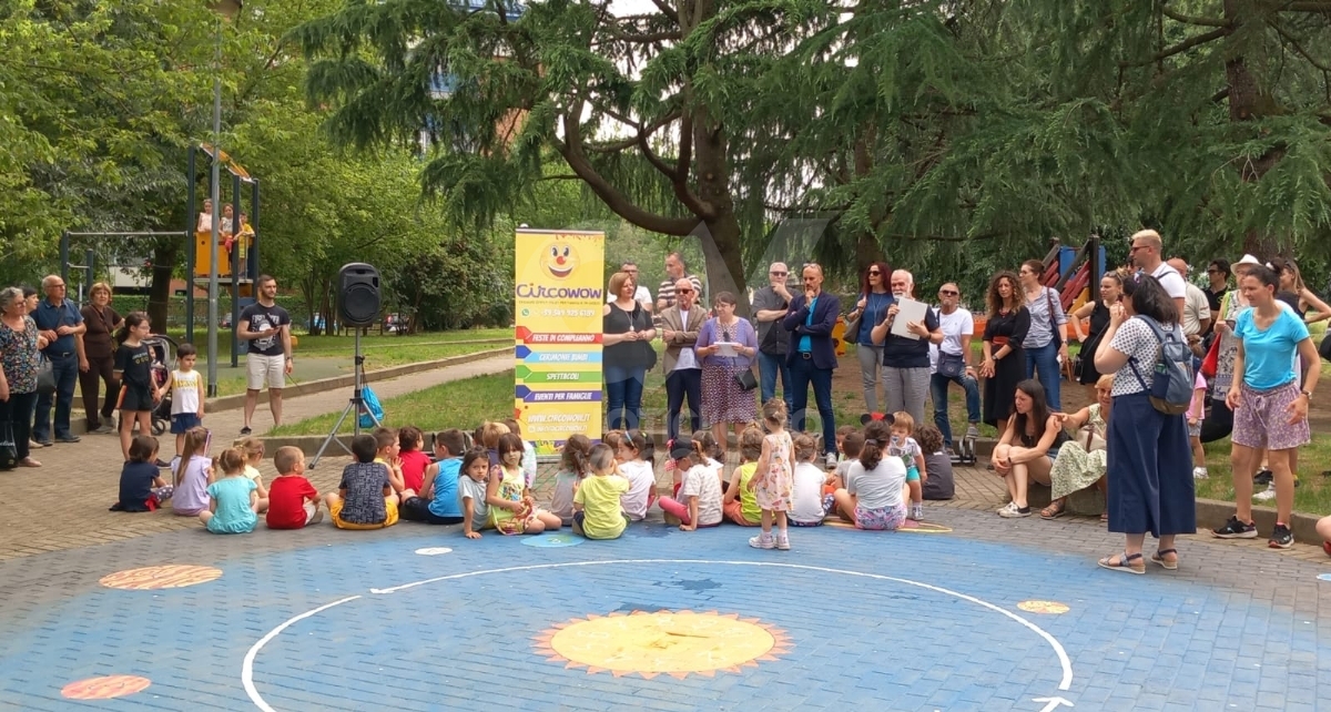 VENARIA - In via Petrarca il primo «parco giochi diffuso»: ideato dalle scuole «8 Marzo» e «Romero» - FOTO