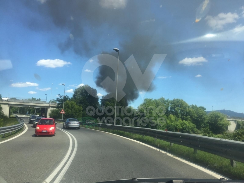 MAPPANO - A fuoco una Panda mentre sta percorrendo il Raccordo - FOTO