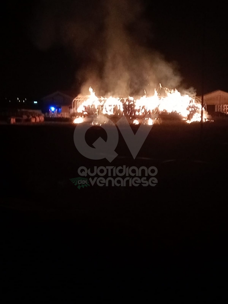 INCENDIO A COLLEGNO - A fuoco un cascinale a Savonera - FOTO
