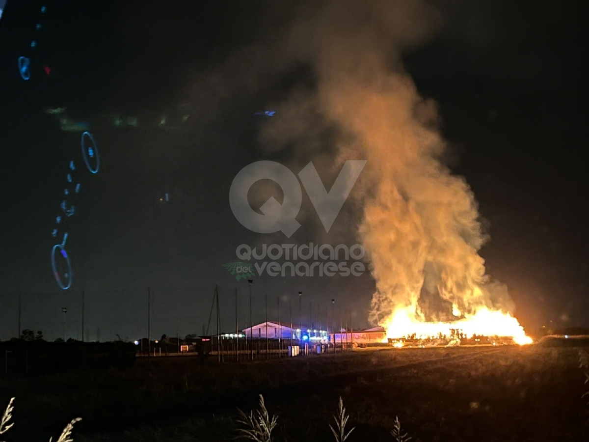 INCENDIO A COLLEGNO - A fuoco un cascinale a Savonera - FOTO