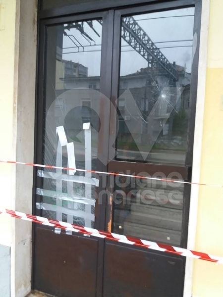 COLLEGNO - Vandali alla stazione ferroviaria: rotti i vetri delle sale d'attesa