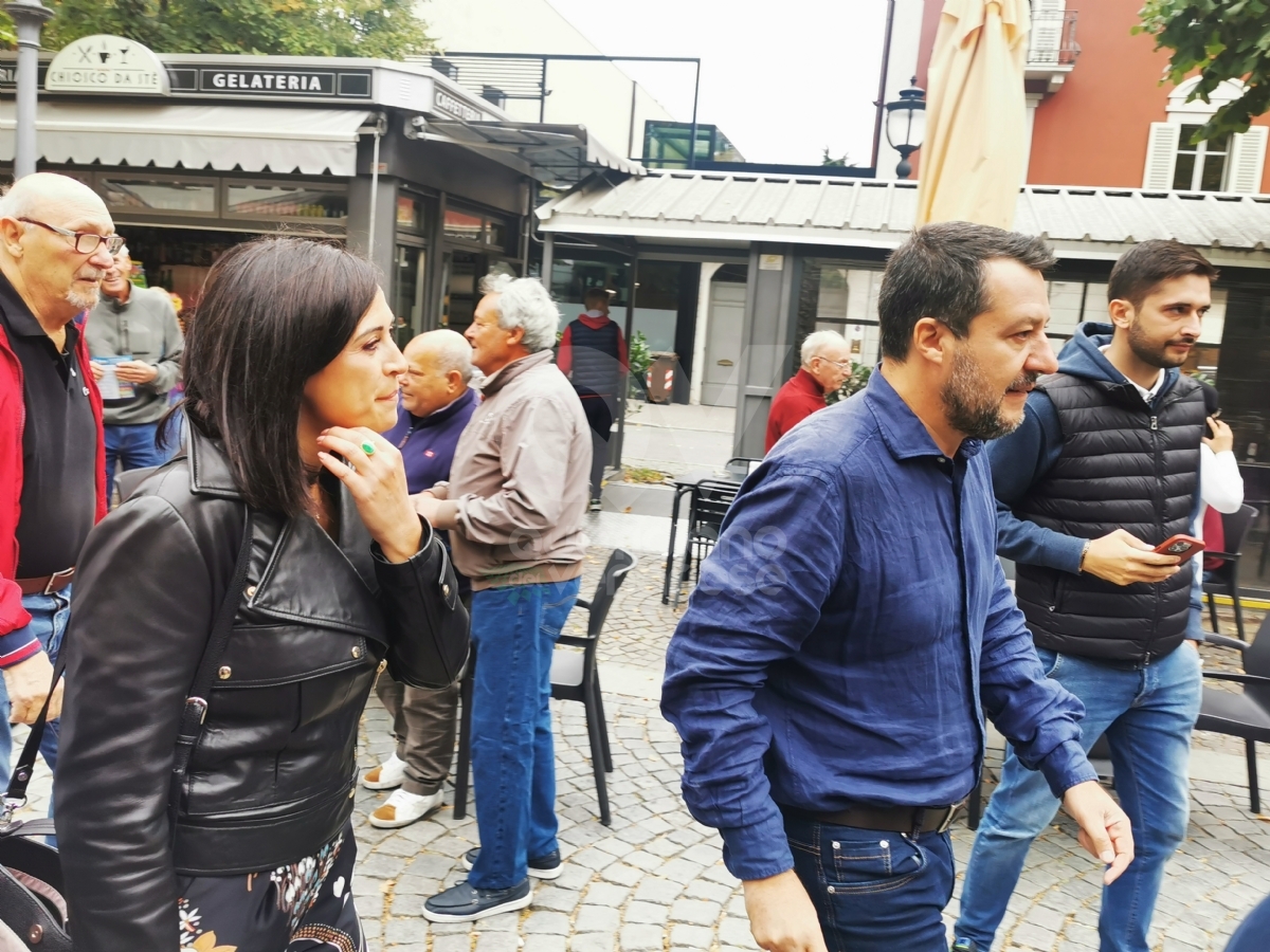 RIVOLI - Strette di mano, selfie e giro al mercato: la mattinata di Salvini in città - FOTO
