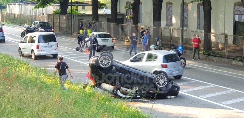 VENARIA - Scontro tra auto e scooter in via Cavallo: un uomo ferito, traffico in tilt