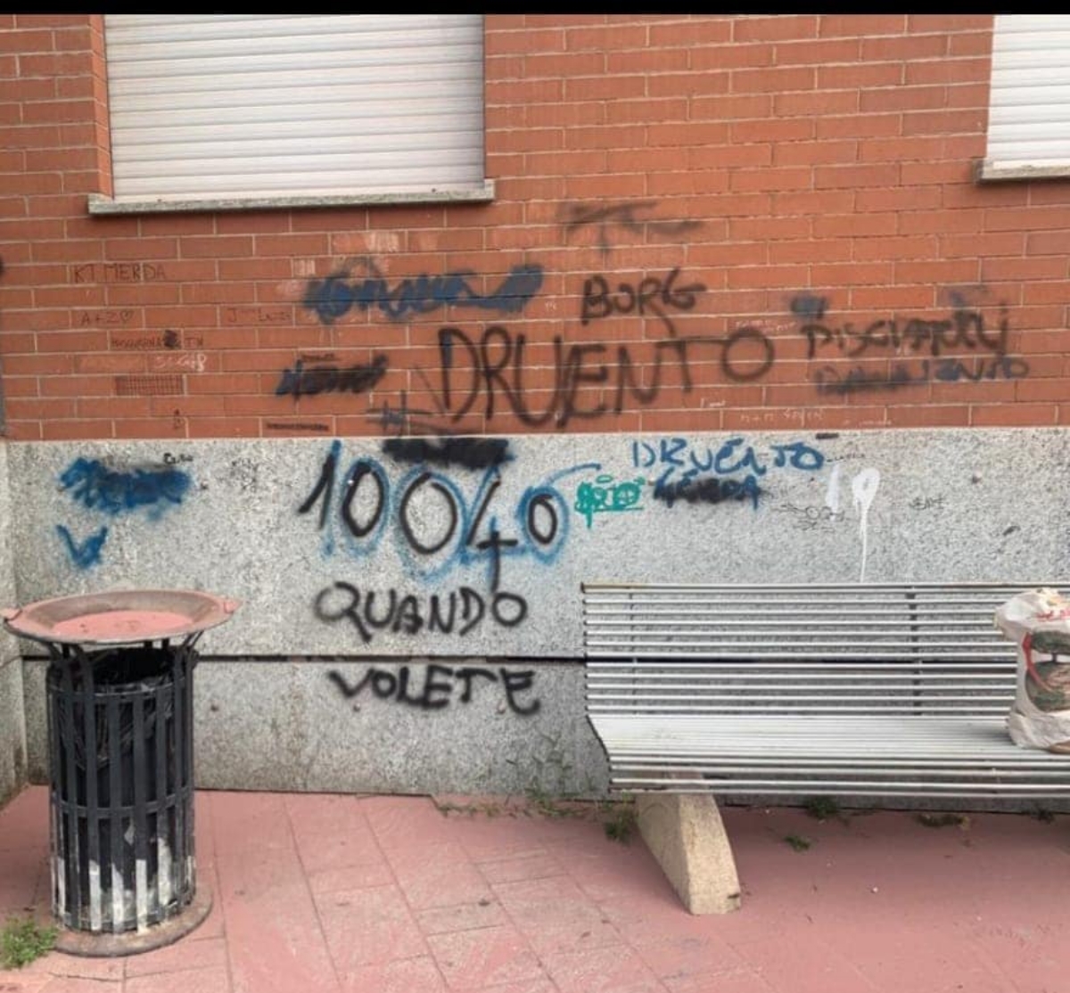 DRUENTO - Ripuliti dalle scritte i muri di piazza del Filatoio: ma controlli e telecamere dove sono? - FOTO