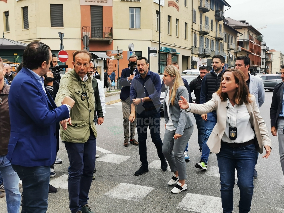 RIVOLI - Strette di mano, selfie e giro al mercato: la mattinata di Salvini in città - FOTO