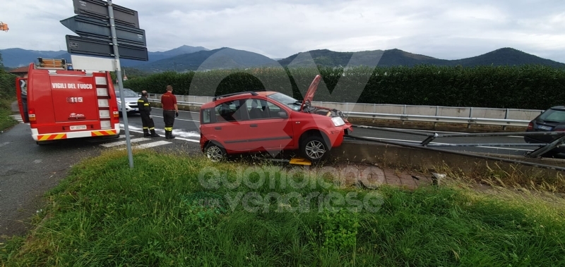 INCIDENTE SULLA SP2 - Auto esce di strada e si infila nel guardrail - FOTO