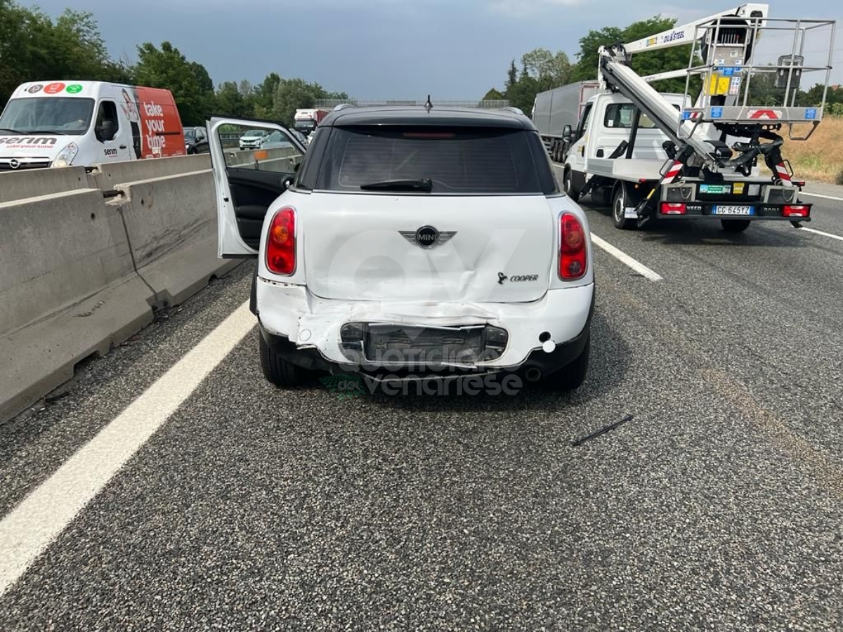 INCIDENTE IN TANGENZIALE A COLLEGNO - Code e caos dopo il tamponamento fra due auto - FOTO
