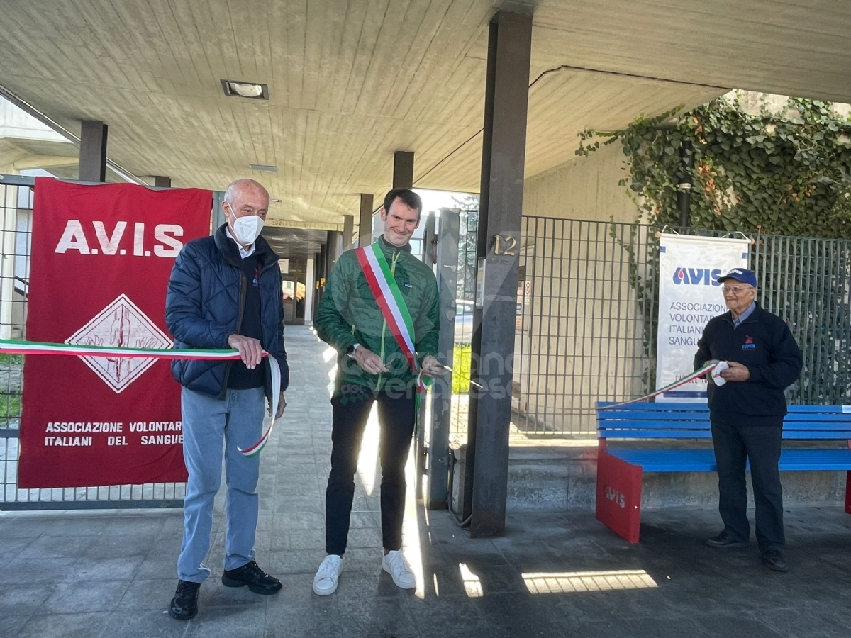 CASELLE - Al poliambulatorio di via Savonarola ecco due panchine donate dall'Avis - FOTO