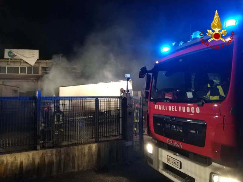 SAVONERA - Incendio alla «Green Up»: rifiuti bruciati dalle fiamme