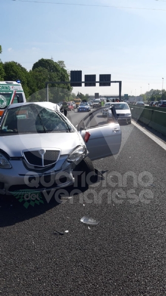 COLLEGNO - Pauroso incidente in tangenziale: tre auto coinvolte, una ragazza ferita