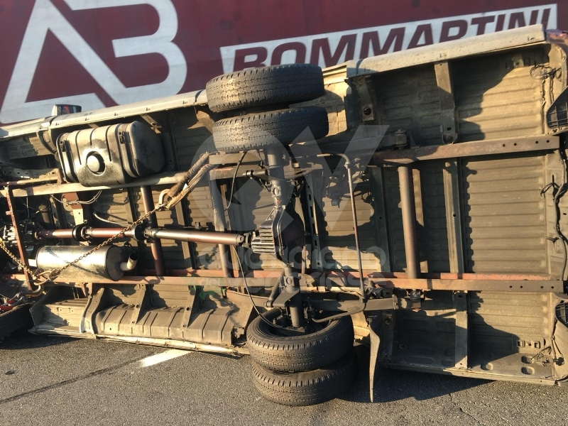 RIVOLI - Furgone si ribalta all'improvviso in autostrada: ferito il conducente