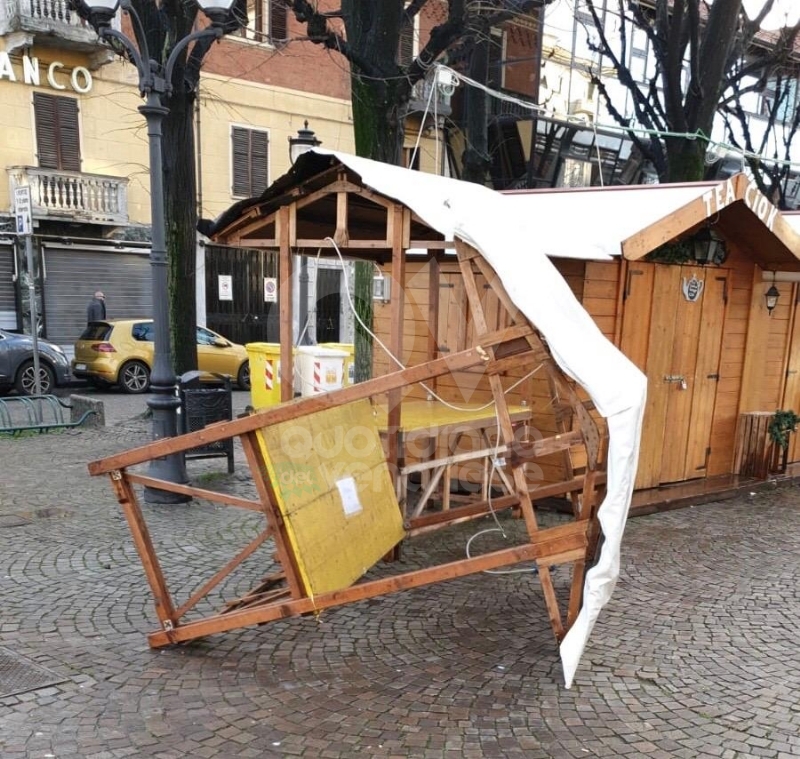 RIVOLI - Imbecilli in azione: vandalizzato il centro storico e il Villaggio di Babbo Natale