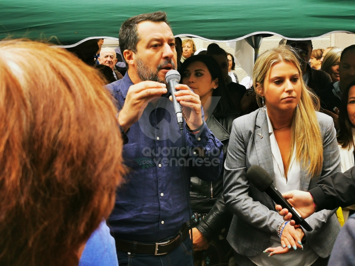 RIVOLI - Strette di mano, selfie e giro al mercato: la mattinata di Salvini in città - FOTO