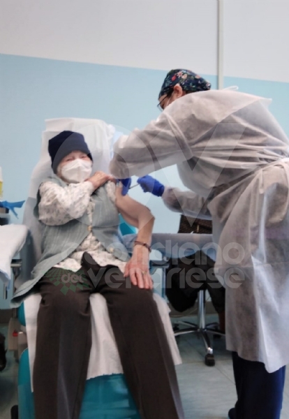 RIVOLI-COLLEGNO - Siamo tutti Silla Bovo: a 100 anni si vaccina per dire «stop» al Covid - FOTO