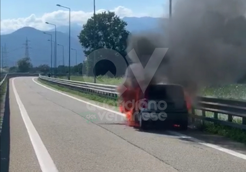 COLLEGNO - Auto in fiamme mentre percorre lo svincolo della tangenziale