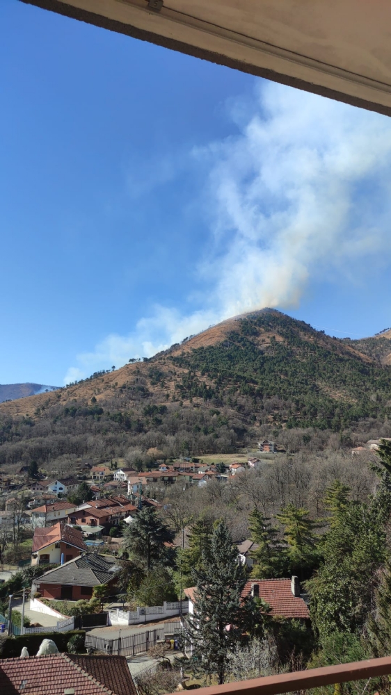GIVOLETTO-VAL DELLA TORRE - Incendio in fase di spegnimento: ora è caccia ai piromani - FOTO