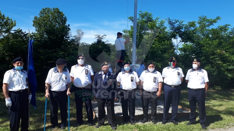 VENARIA - La bandiera dei marinai torna a sventolare nel cielo della Reale - FOTO