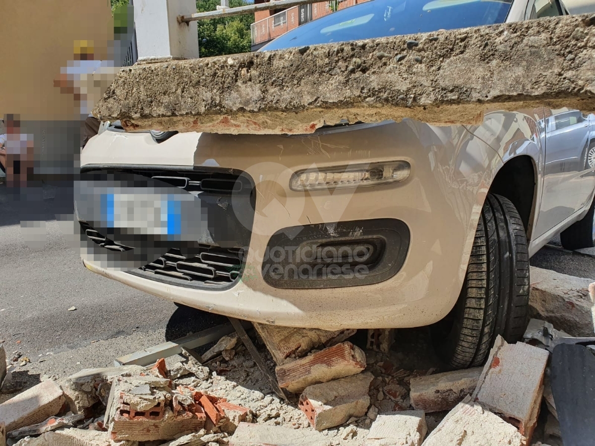 INCIDENTE A VENARIA - Perde il controllo dell'auto e finisce contro un muretto in via D'Annunzio - FOTO