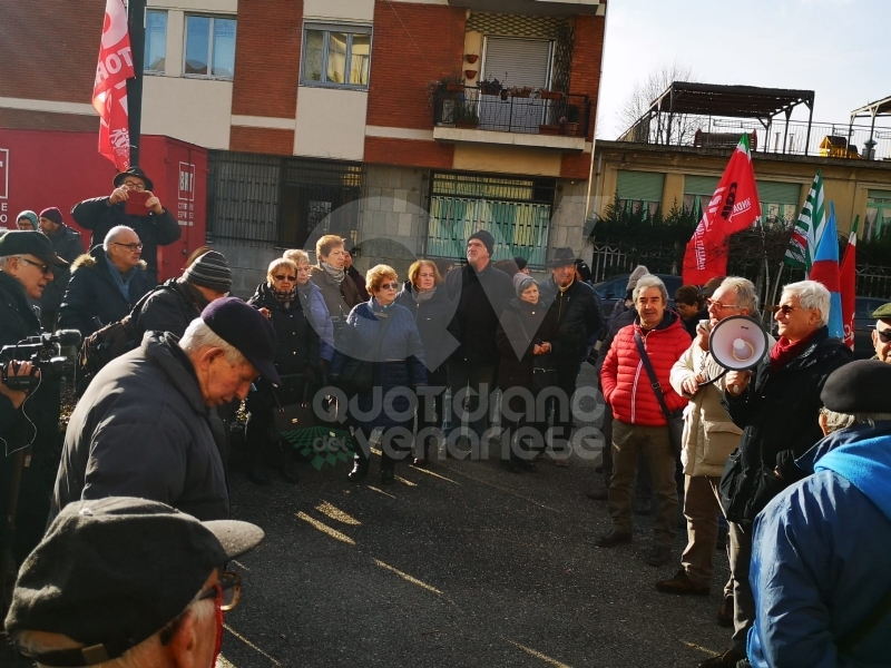VENARIA - Protesta dei sindacati sotto il municipio: «Sui trasporti per il nuovo polo sanitario intervengano Regione e Prefetto»