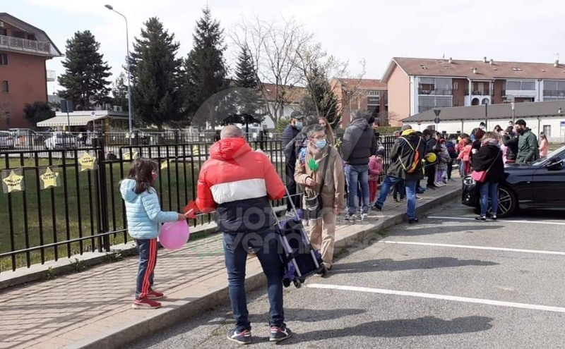 DRUENTO - Corde, palloncini e disegni: successo per il flash-mob per chiedere il ritorno in classe