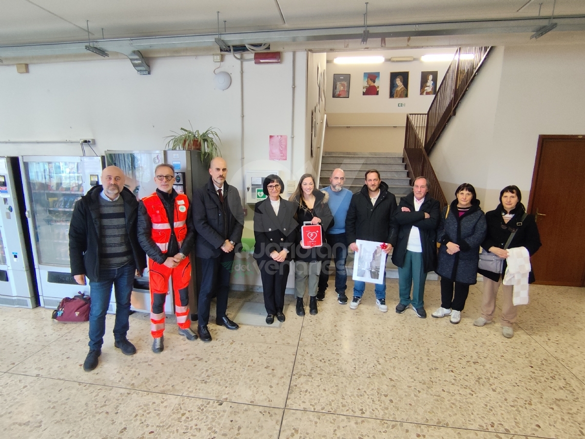VENARIA - Un nuovo defibrillatore al liceo Juvarra in ricordo di Maria Arabia - FOTO