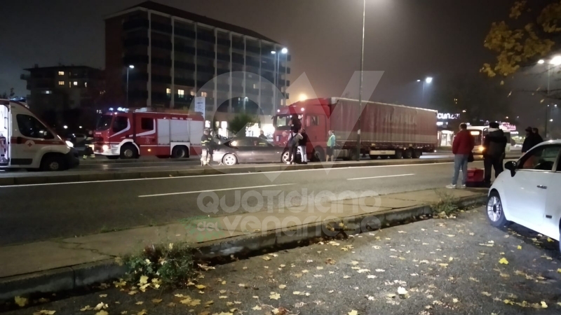 VENARIA-TORINO - Scontro tir-Bmw in via Druento: una persona rimasta ferita