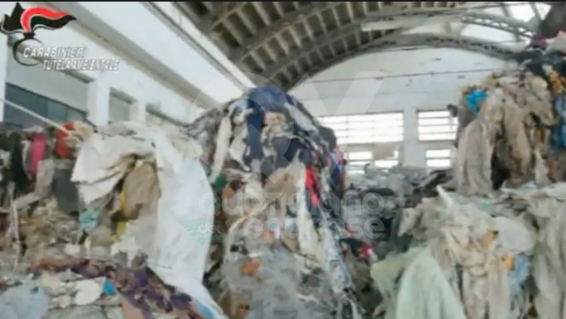 RIVOLI - La ditta di legnami stoccava rifiuti plastici e tessili: capannone sequestrato dai carabinieri